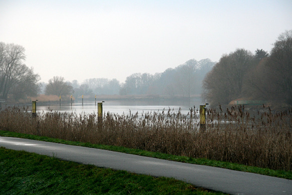 Das Bild zeigt den Verlauf der Lesum bei leicht bewölktem Himmel