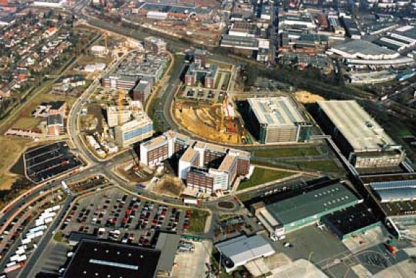 Das Bild zeigt den Bereich Airport-Stadt Mitte. In der Straßenkurve ist das Gründerzentrum Airport 