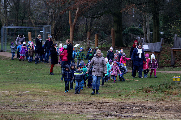 Kindergartengruppe auf dem Weg zur Abschlussfeier