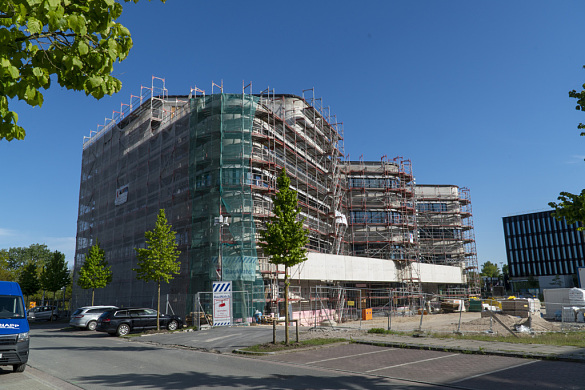 Institutsgebäude mit Blick östlich von der Max-Von-Laue-Straße